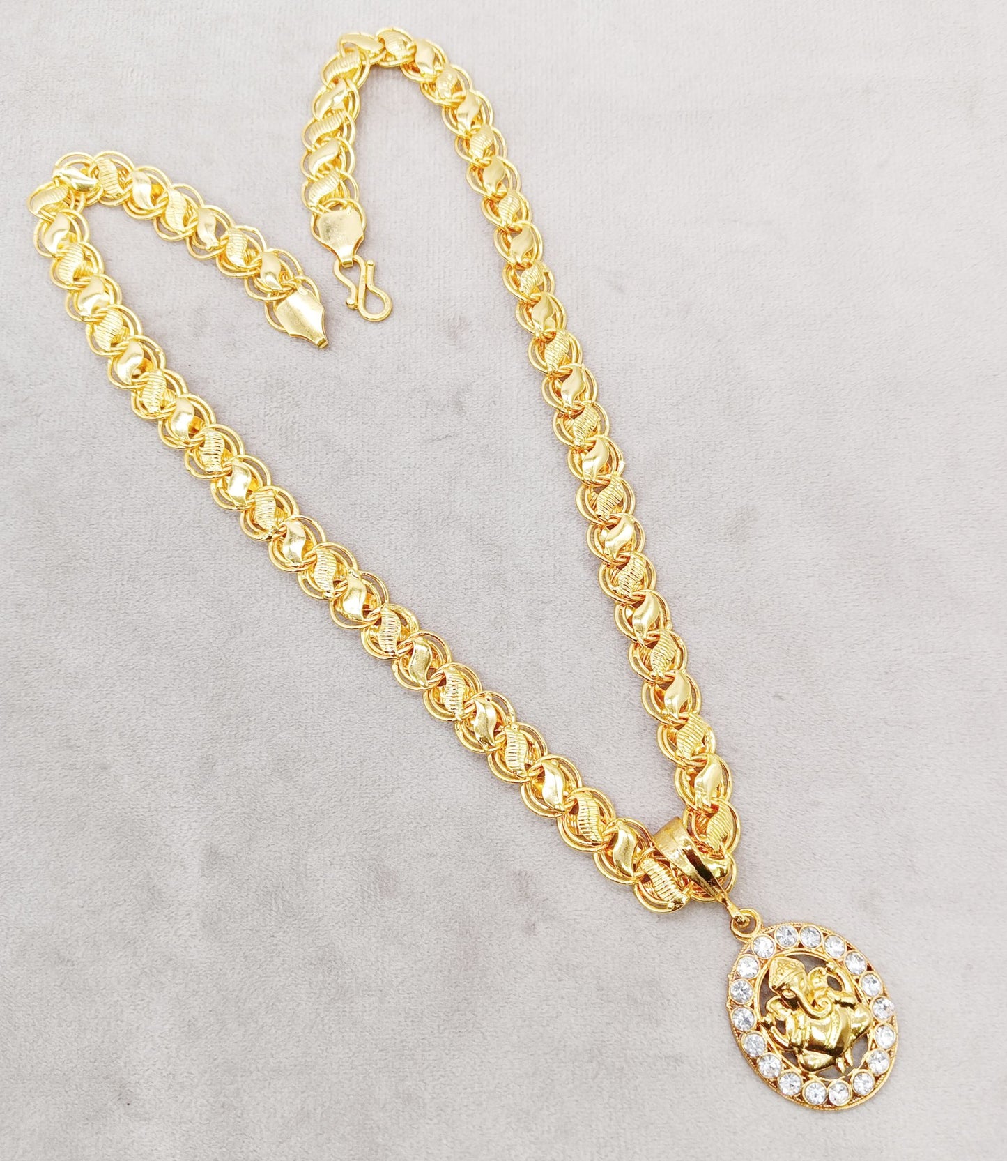 Luxurious Men's Gold Plated Pendant With Chain