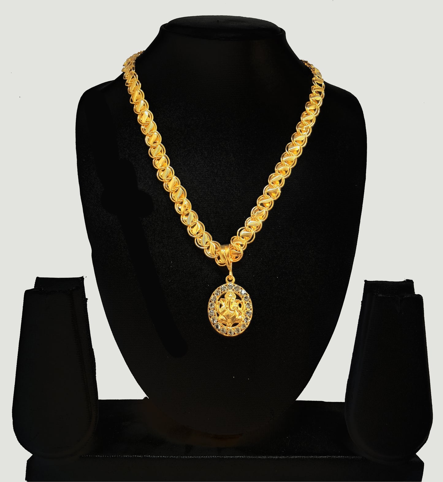 Luxurious Men's Gold Plated Pendant With Chain